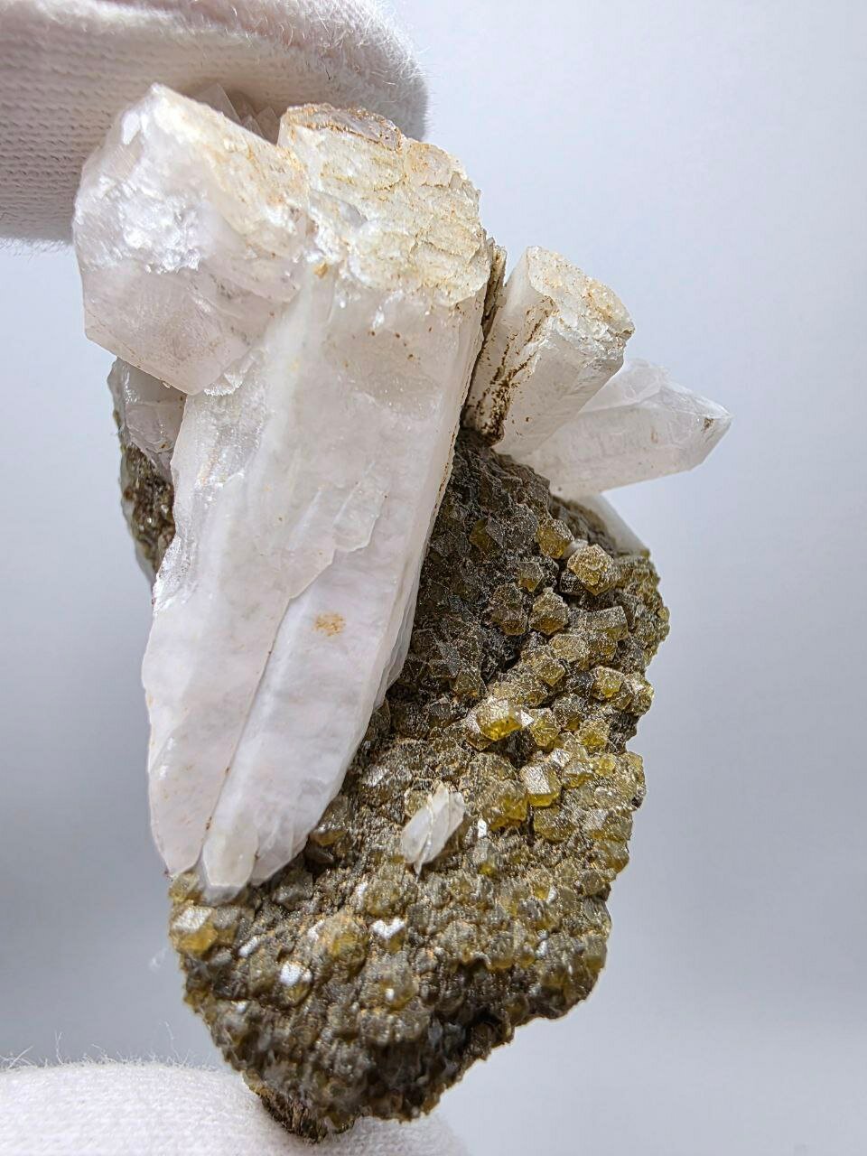 Гранат андрадит с кальцитом 57 мм, 62 г. — фото 1