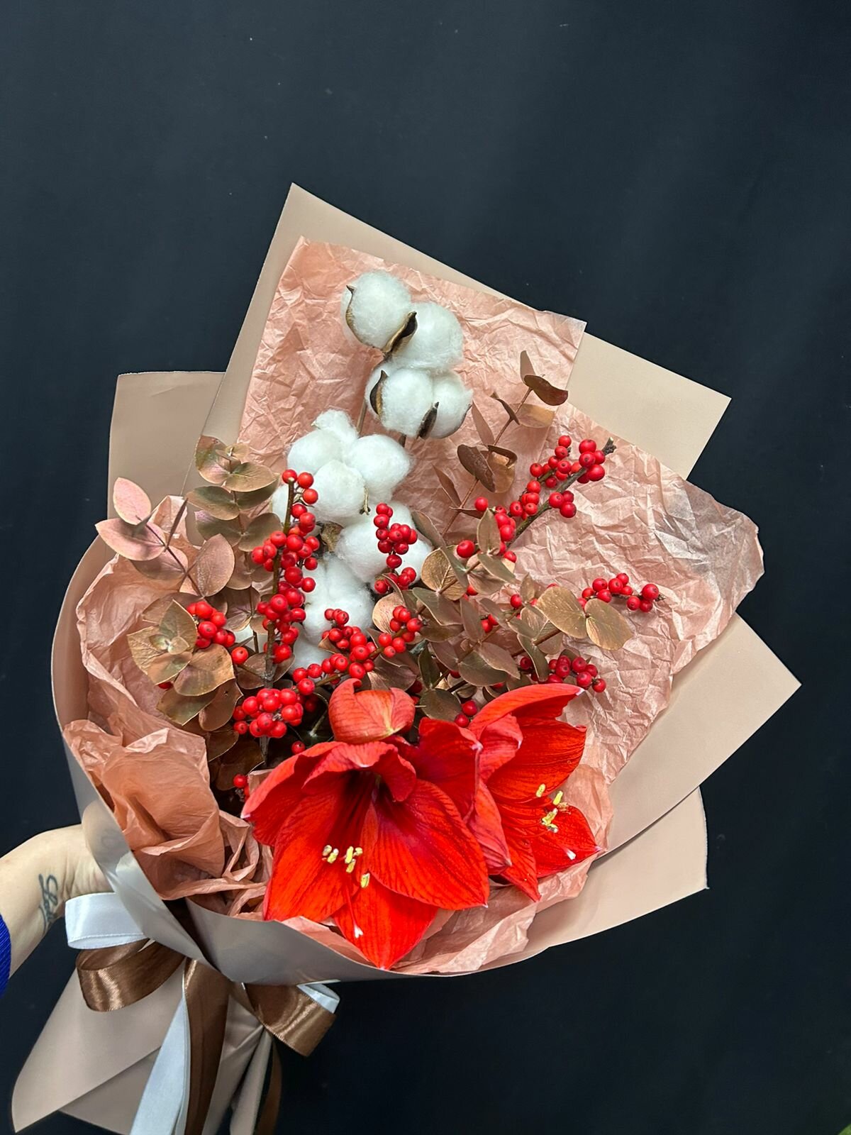 Сезонный букет с красным амариллисом илексом и хлопком в авторской упаковке
