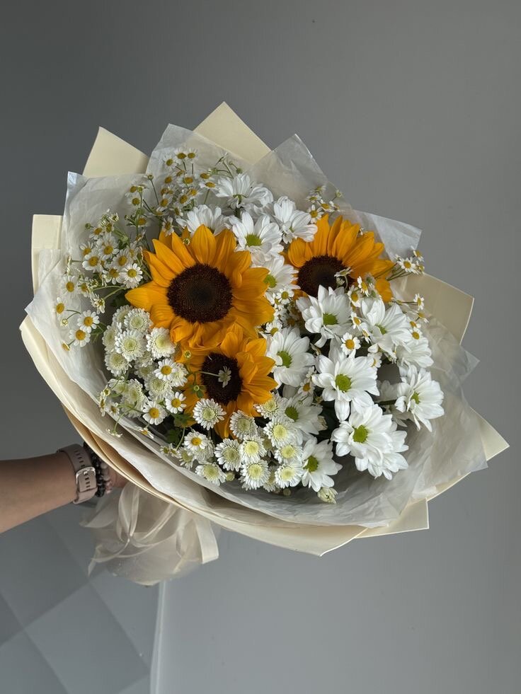 Сезонный осенний букет из подсолнухов и ромашек «Осенний поцелуй»