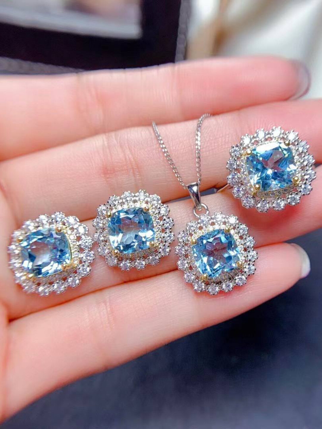 Комплект бижутерии: серьги, цепь, кольцо