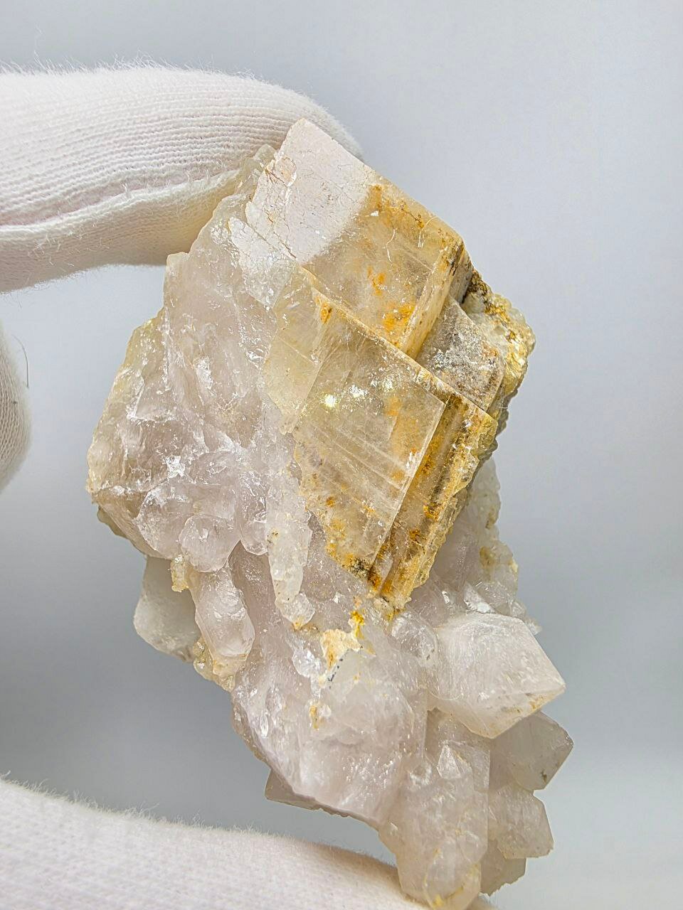 Друза кварца с кальцитом 76 мм, 130 г. — фото 1