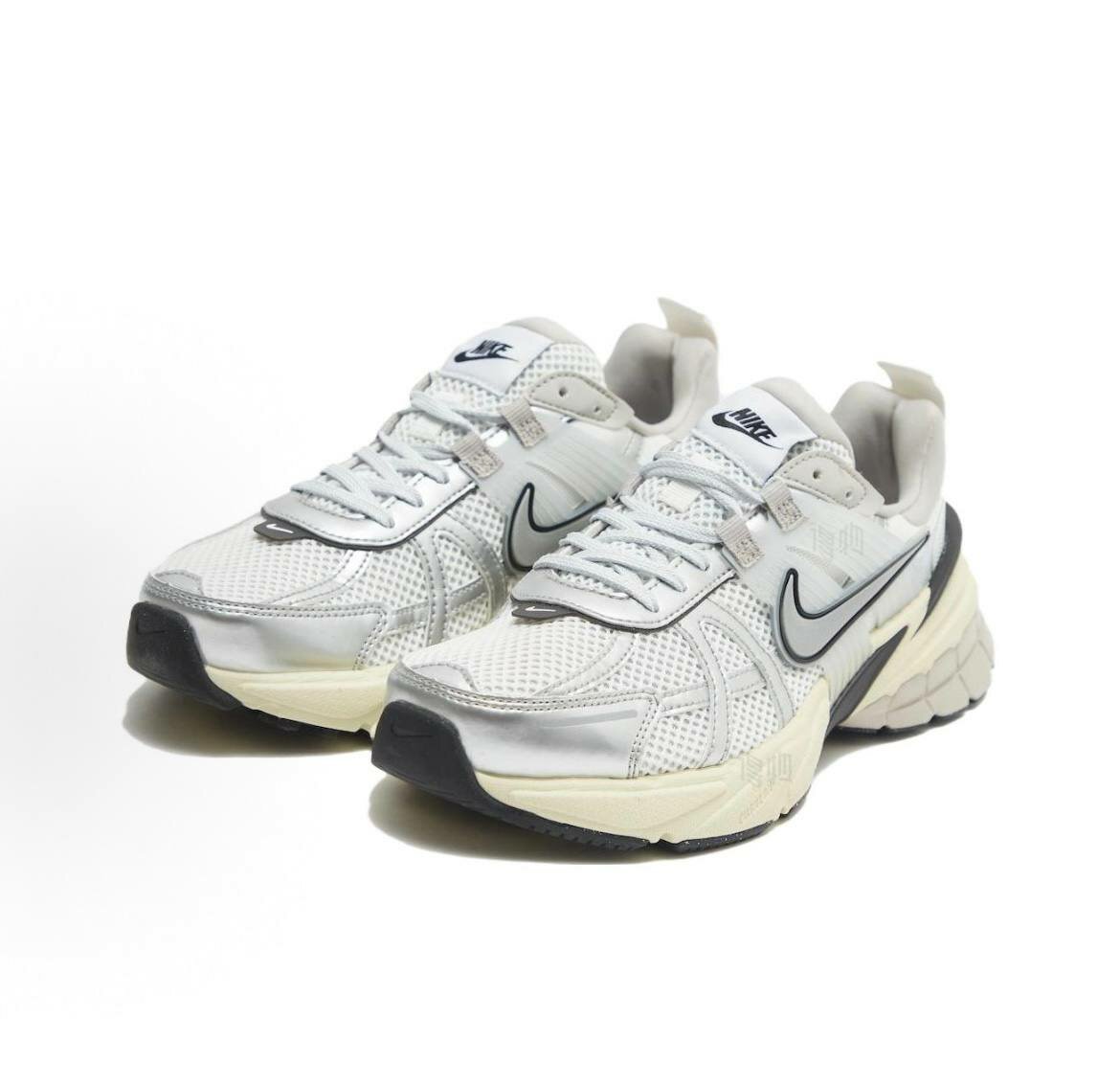 Кроссовки NIKE Nike V2K Run "Summit White Metallic Silver", полнота G, размер 39,5 RU, White Metallic Silver — фото 1