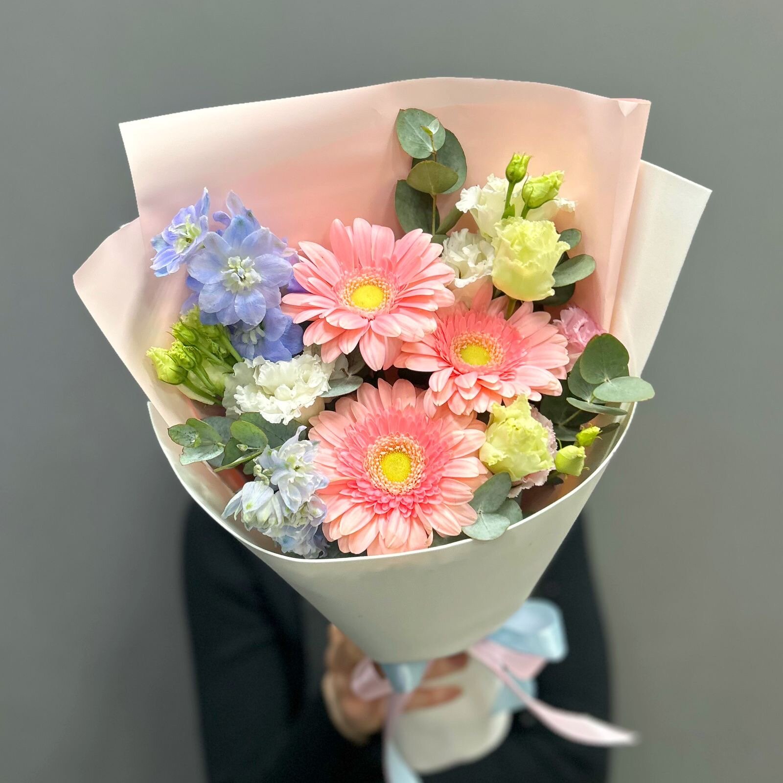 Букет FLOWELLE герберы розовые и дельфиниум 40 см в фоамиране