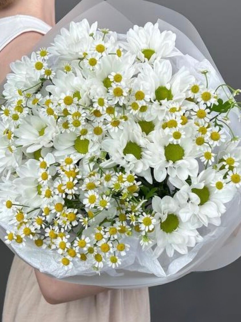 Авторский букет «Летние ромашки» - матрикарии и хризантемы в стильной матовой упаковке