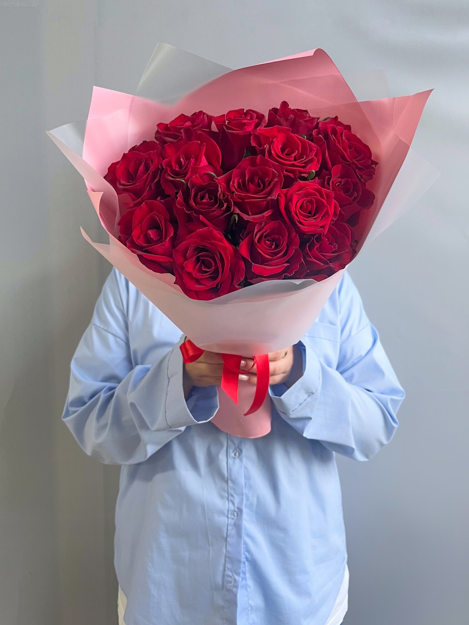 Монобукет "Красные розы" 15 роз высота 40 см в стильной упаковке
