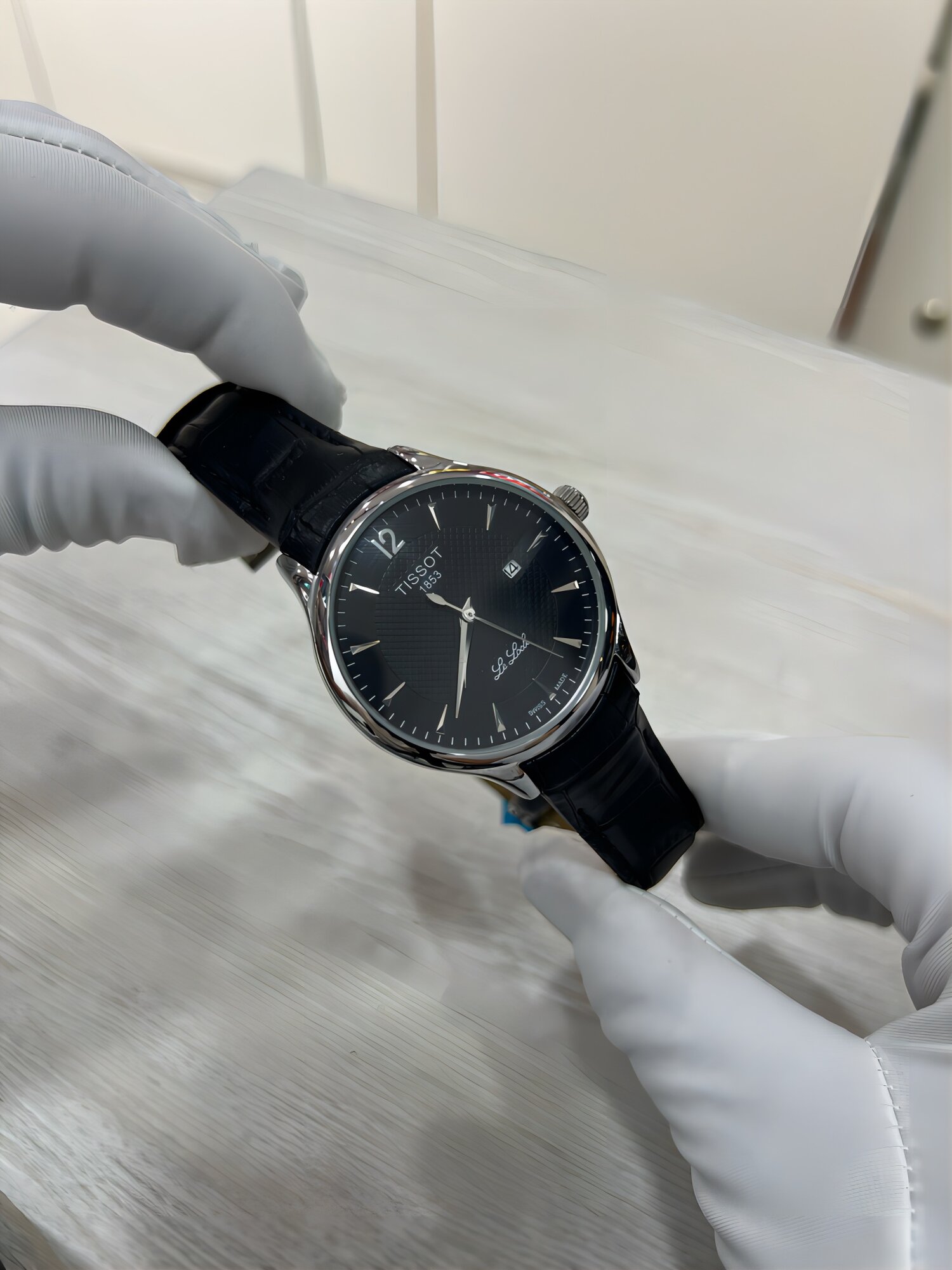 Наручные часы TISSOT, серый