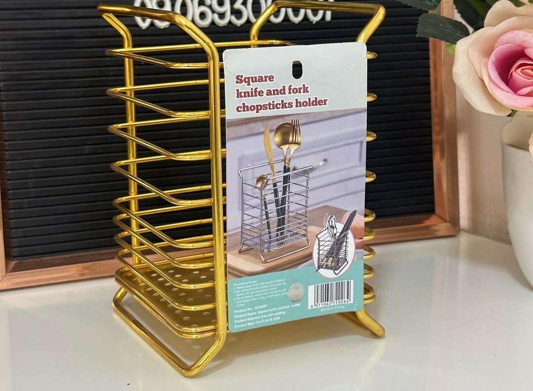 Предмет подходит для хранение столовых приборов, имеет квадратную форму и проволочную конструкцию