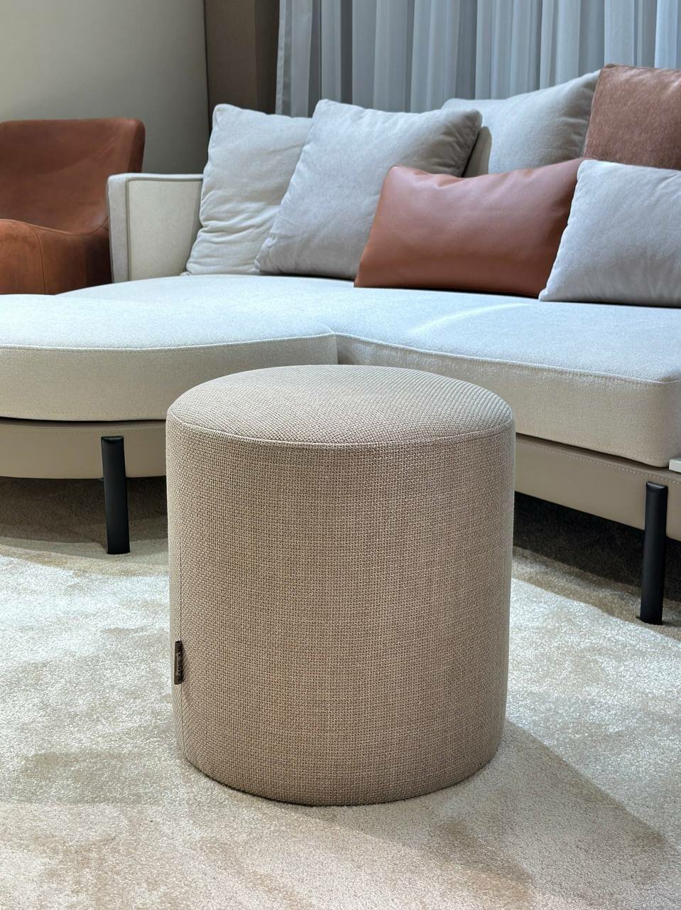 Стильный круглый пуф — универсальный элемент интерьера, который добавляет комфорта и уюта в любое пространство.
