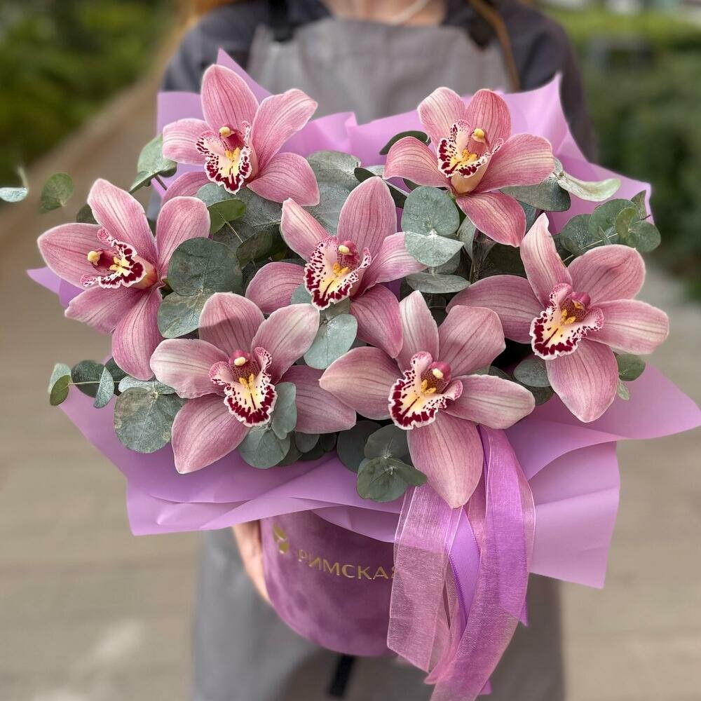 Композиция из орхидей в коробке с эвкалиптом и бантом - римская роза