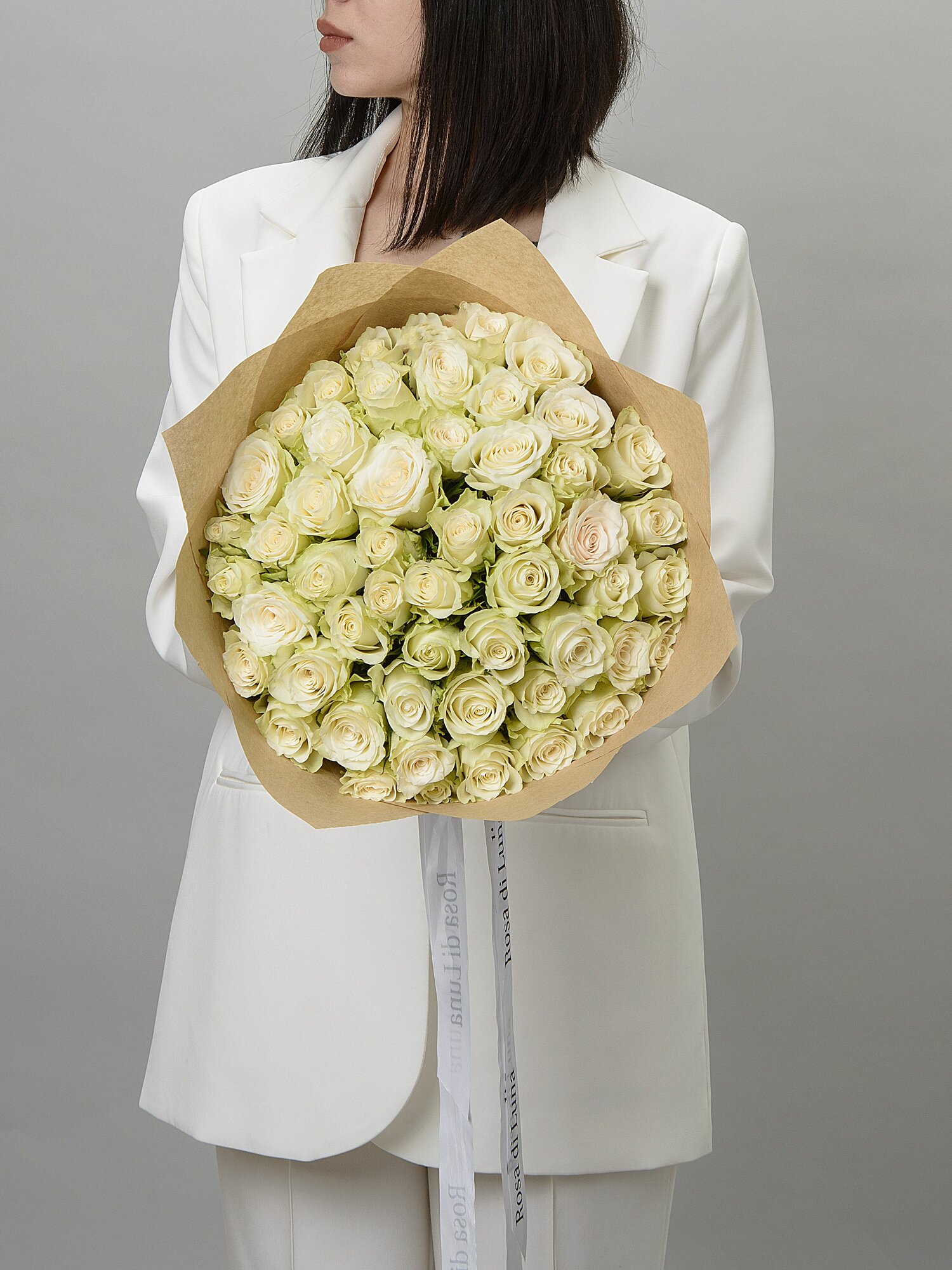 29 Роза Кения белая в крафте Rosa Di Luna (Роза Ди Луна) высота 40 см