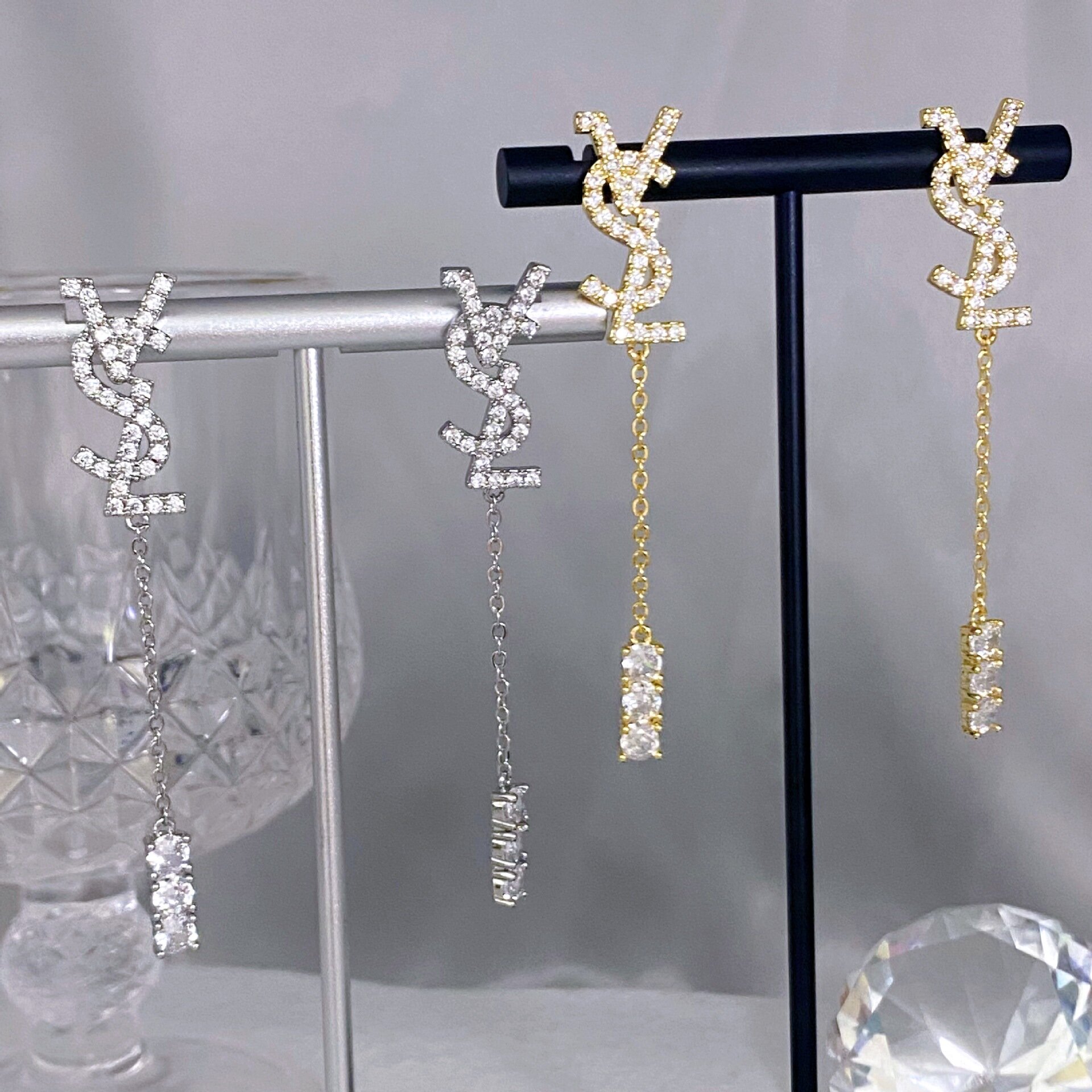 Серьги пусеты, Swarovski Zirconia, размер 35 мм, серый меланж — фото 1