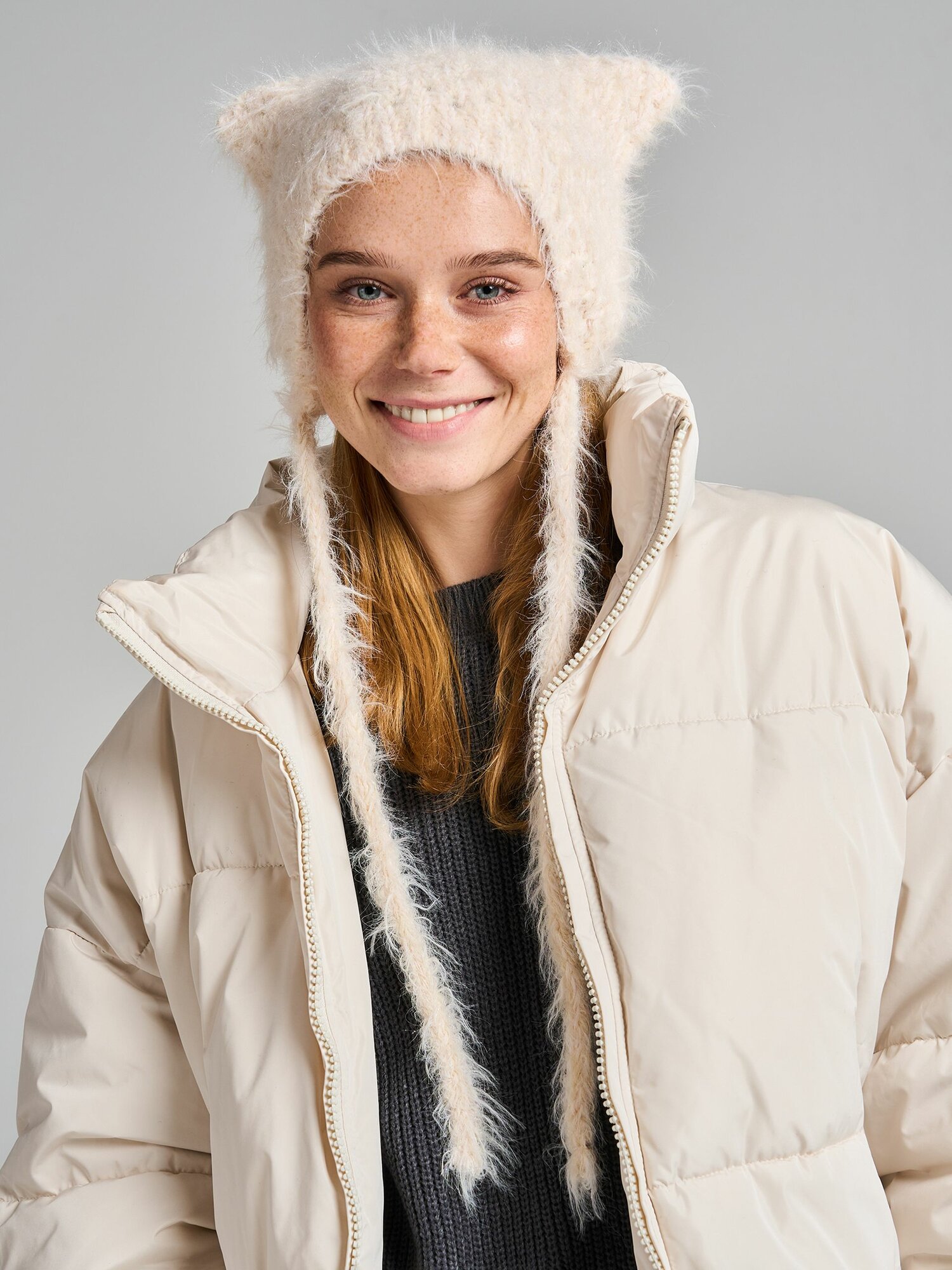 Шапка ТВОЕ Осень-зима 2025 для женщин размер 55-58 молочный