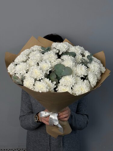 Изображение товара WEST FLORA Белоснежное сияние: букет из хризантем и эвкалипта – купить с доставкой