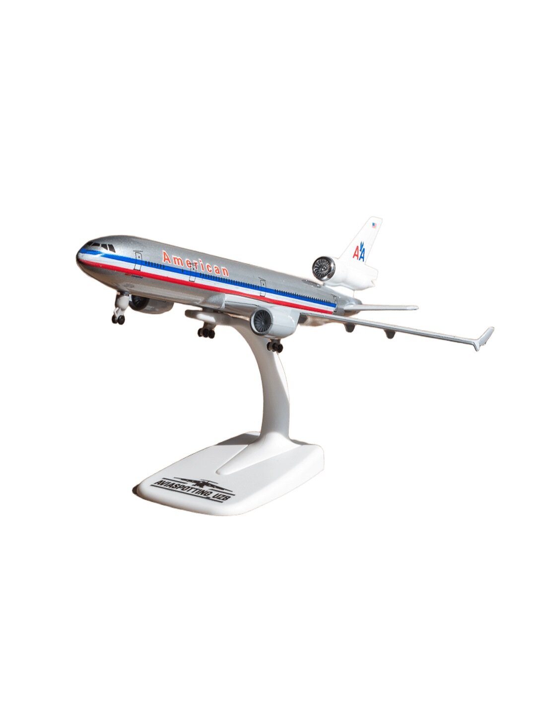 Коллекционная модель самолёта McDonnell Douglas MD-11 авиакомпании American Airlines, серого (серебристого) цвета. Длина 20 см. Металл + пластик. Шасси есть. Можно ставить как на подставку, так и на шасси. Масштаб 1:300. Не игрушка, 14+.