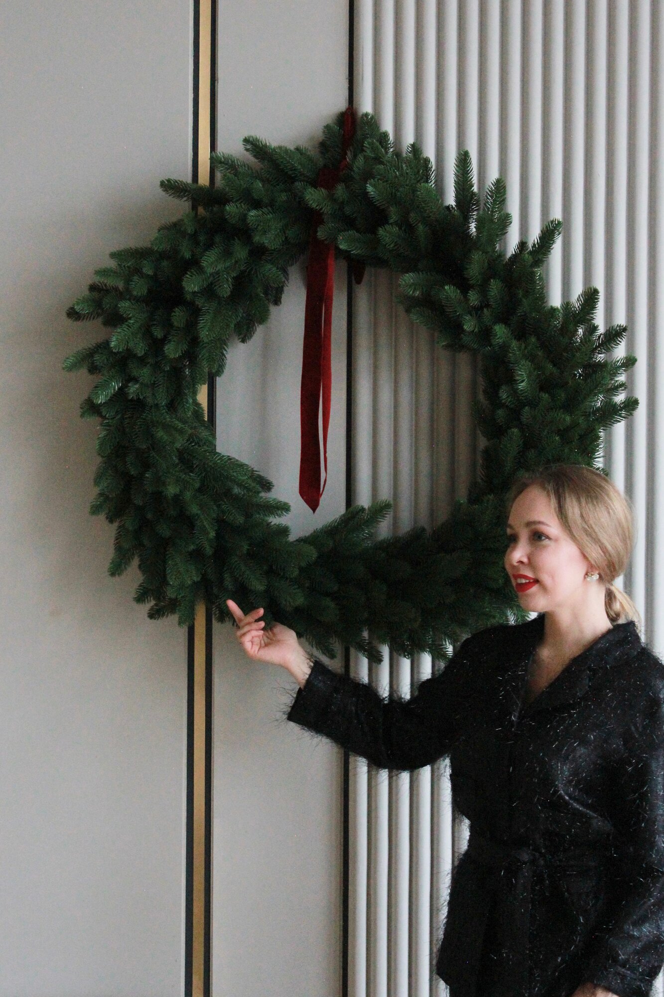 Большой искуственный венок с красным бантом 90см от klumba.moscow