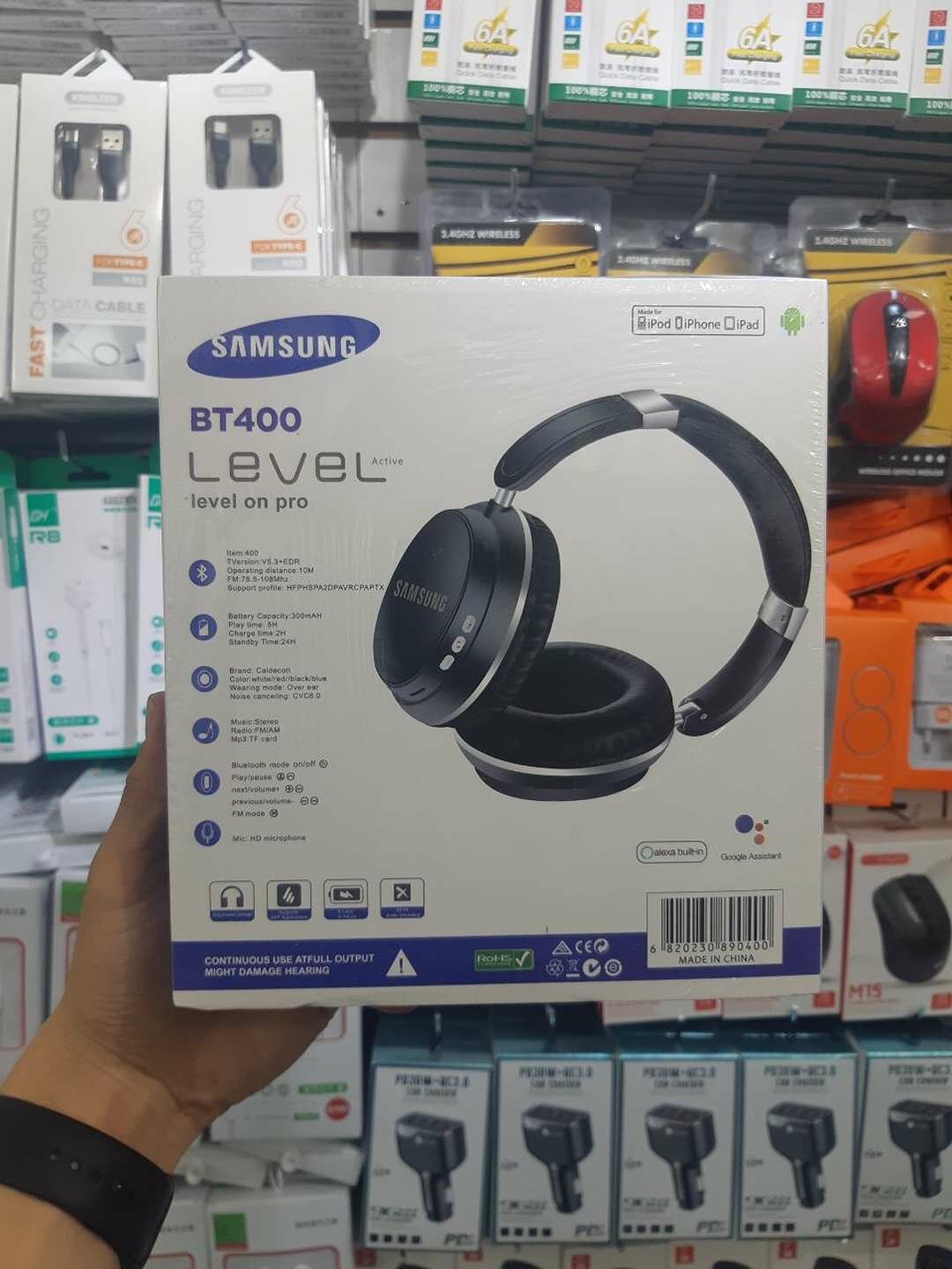 Беспроводные наушники от бренда Samsung, модель BT 400, чёрного цвета.