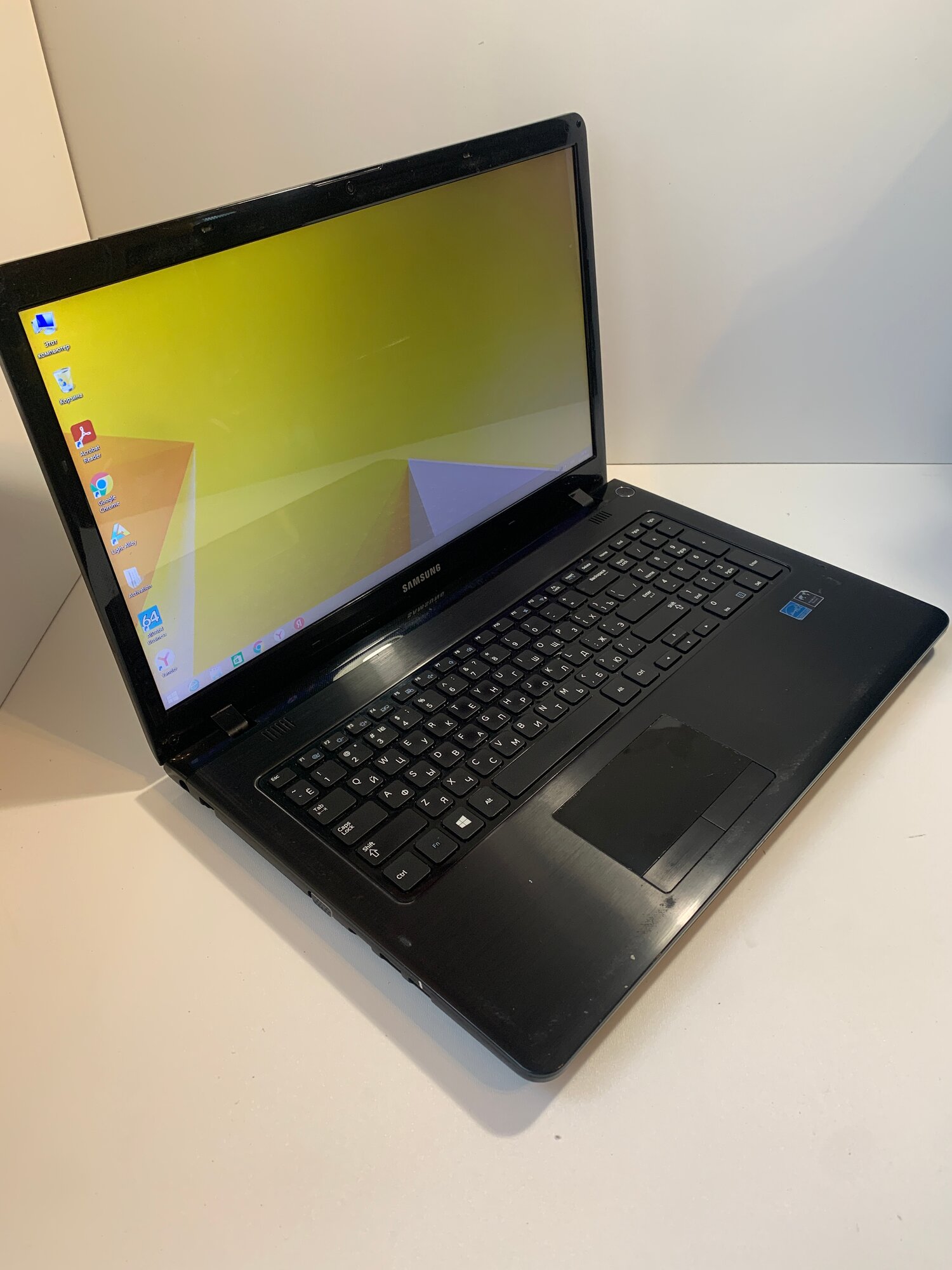 Ноутбук Samsung NP350E7C-A04RU\Intel Pentium 2020M 2.4GHz (2 ядра)\4Gb\17.3" 1600x900\HDD 320Gb\Intel HD Graphics win 8.1