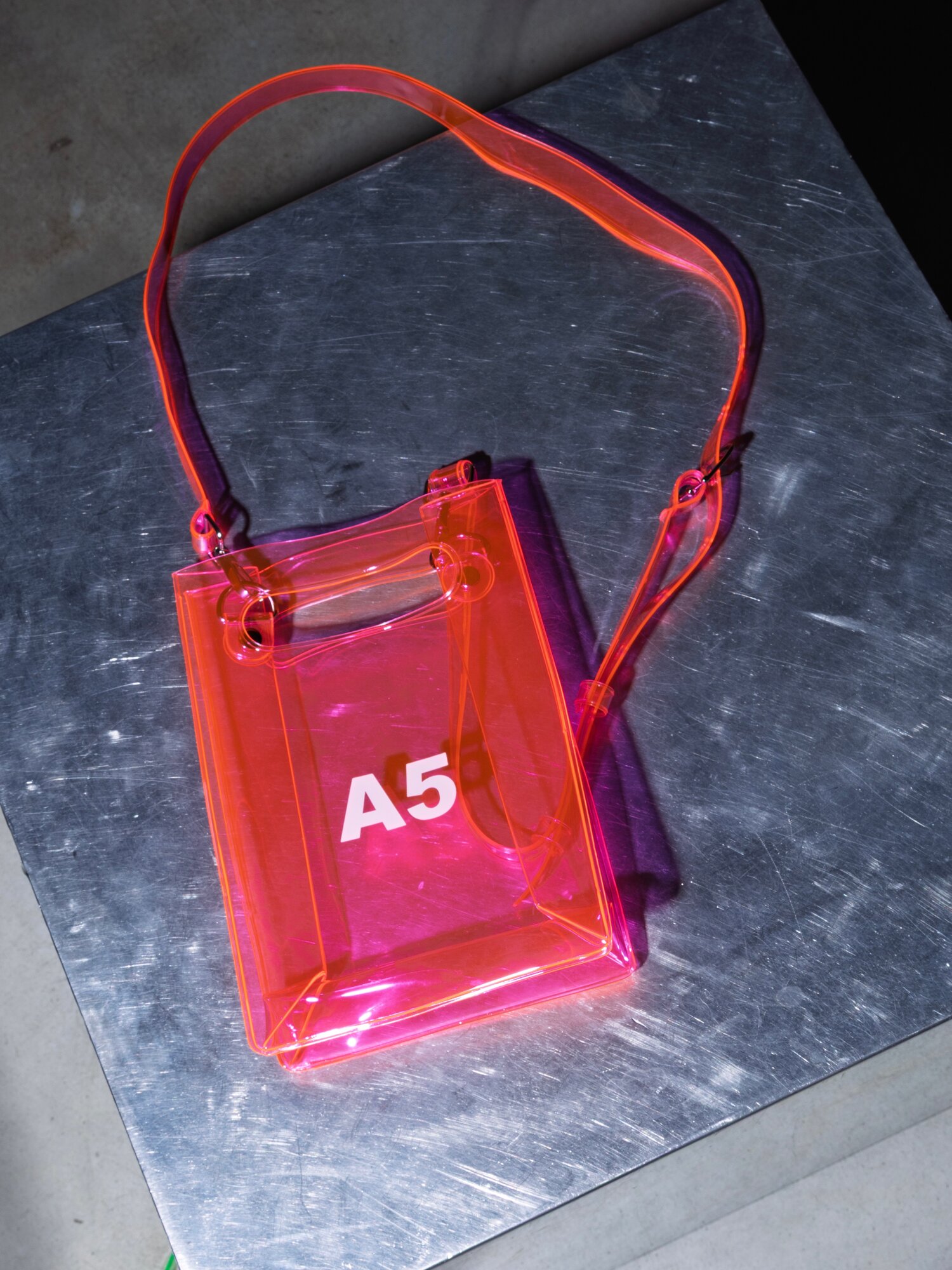 Сумка кросс-боди  Сумка размера А5, фактура гладкая, фуксия, розовый