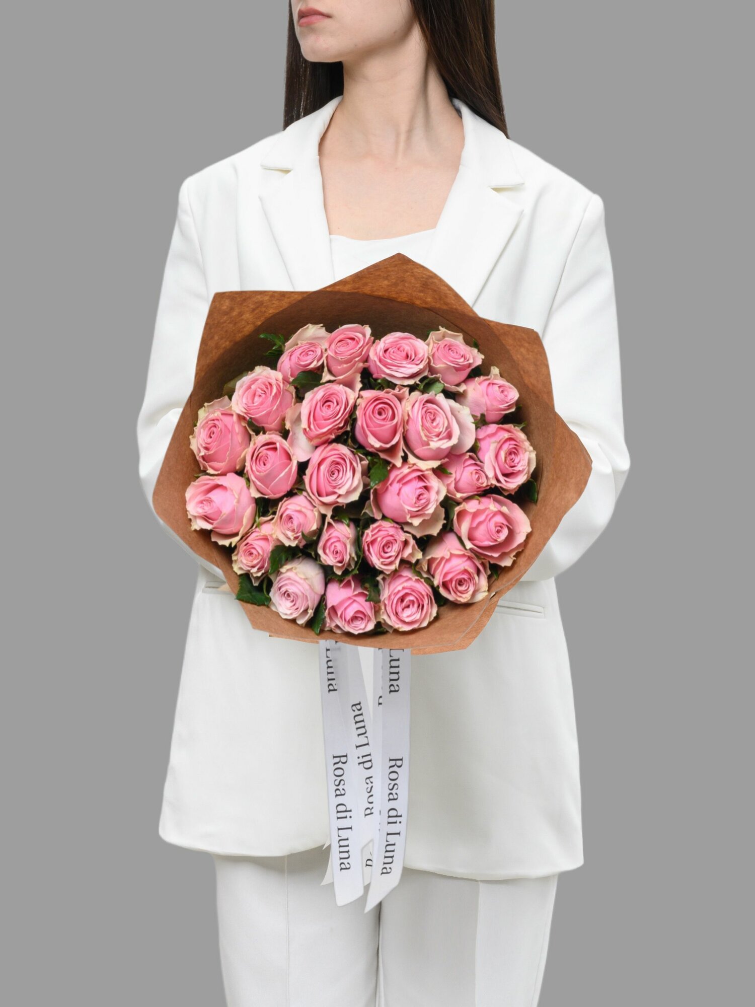 Букет из 27 Розовых Роз Кения в в крафтовой упаковке высота 40 см