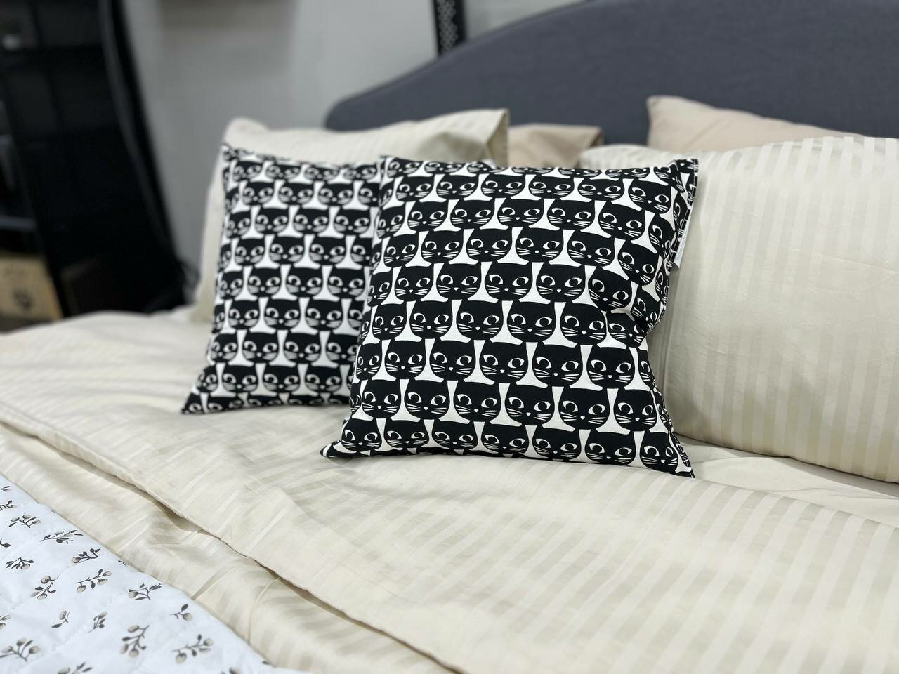 MATTRAM 40*40 IKEA Подушка декоративная белый фон черный кот