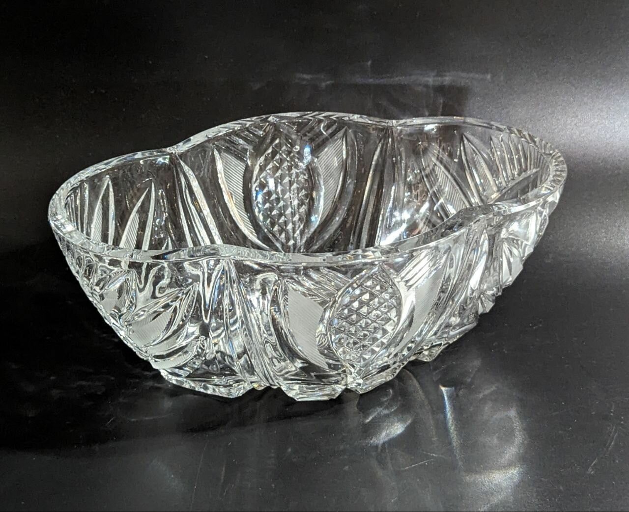 Салатник "Ладья", хрусталь. Автор Яновская Е. В. Модель из каталога Ленинградского завода художественного стекла (лзхс). Винтаж СССР 1977 г.
