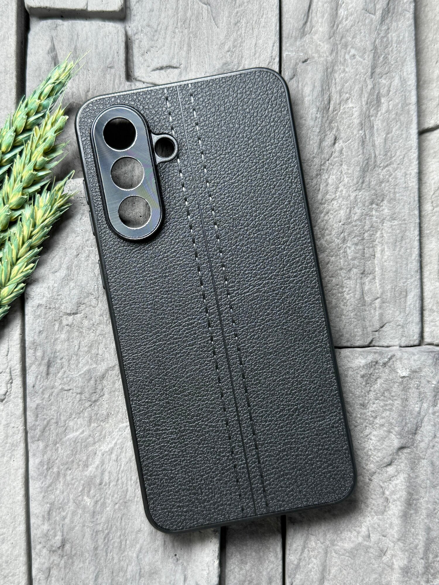 Чехол противоударный для Samsung Galaxy A56 / Самсунг А56 с защитой камеры, текстура кожи, черный