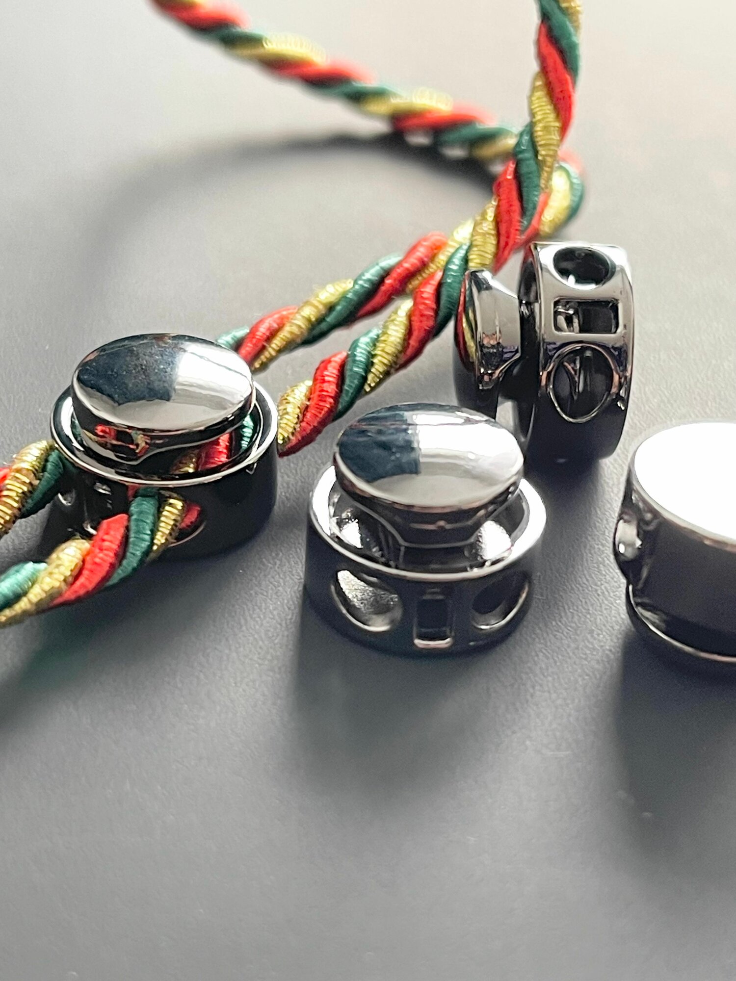 Фиксатор стопор для двух шнуров диаметром 3 мм, зажим круглый — фото 1