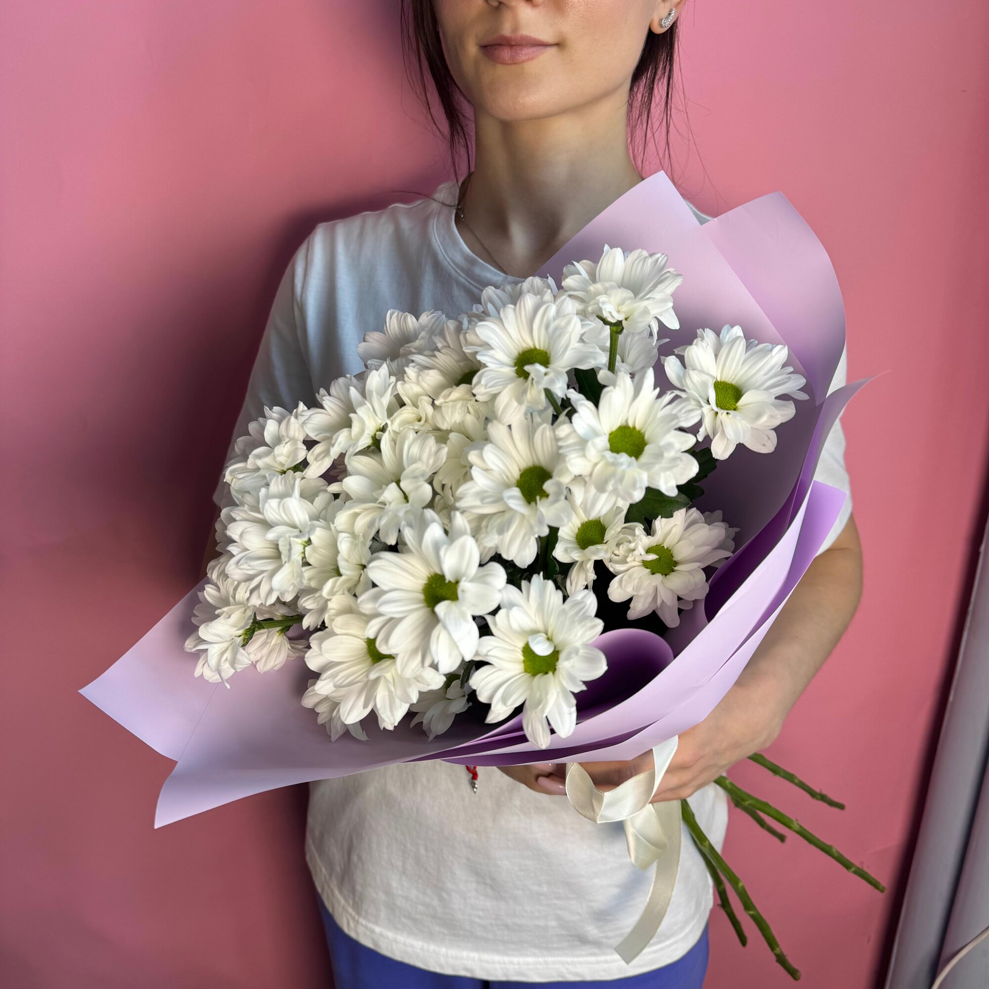 Букет из 5 кустовых хризантем и эвкалипта