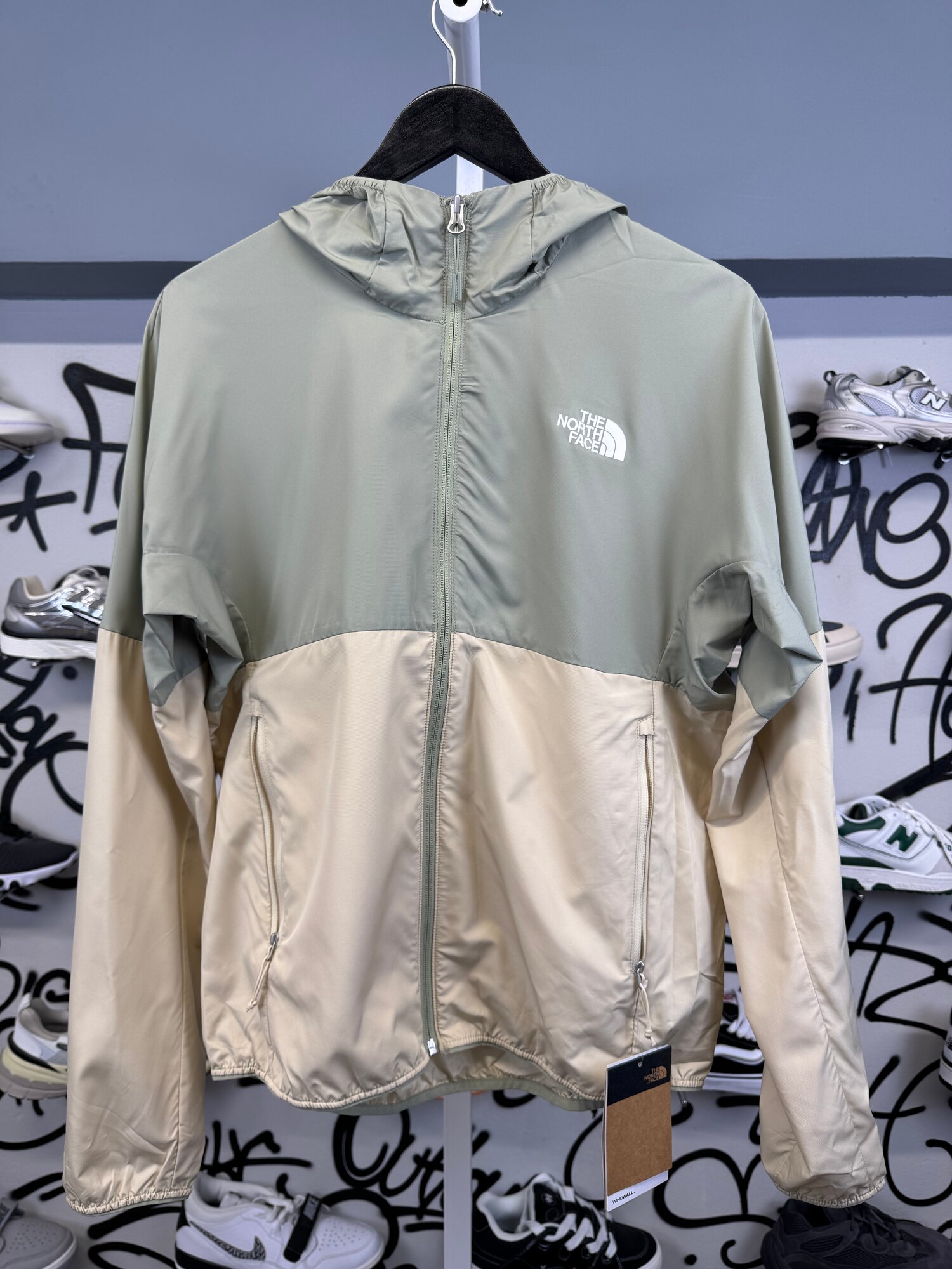 Ветровка The North Face THE NORTH FACE SS22 GREEN BIEGE JACKET, размер M, зеленый/бежевый