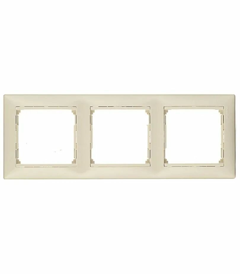 Рамка электроустановочная Legrand Valena 3 пост, цвет слоновая кость (774353)