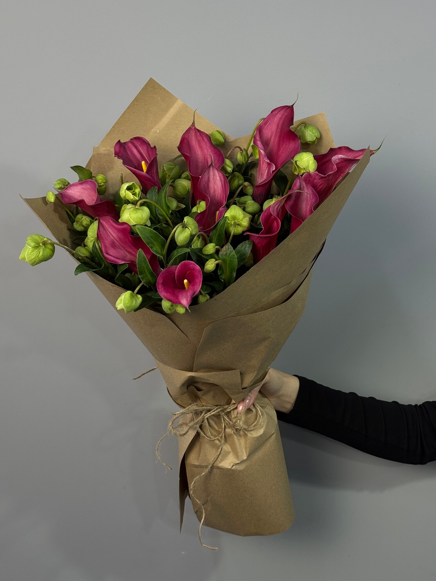 Букет WEST FLORA бордовые каллы и хелеборус на стеблях 10х5 шт 40х40 см