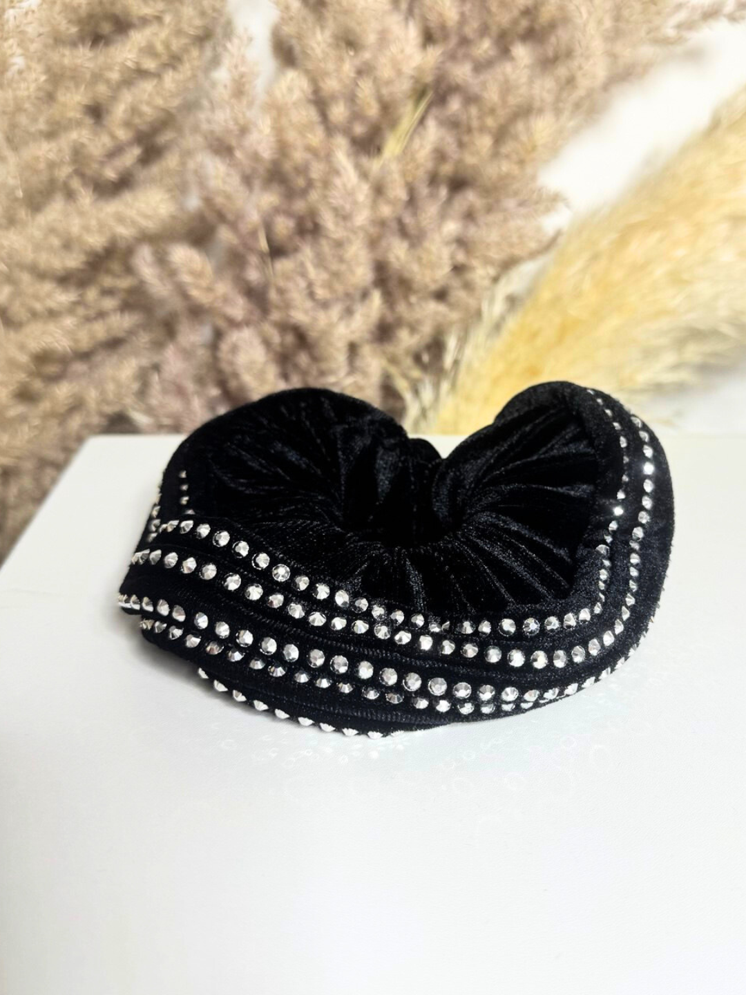 Велюровая резинка для волос со стразами — элегантная черная скранчи для стильных причесок