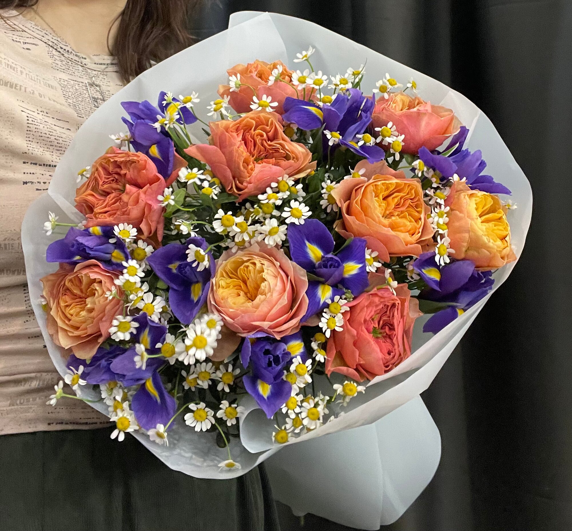 Букет "Маме от всего сердца" с пионовидной розой ирисами матрикарией в подарочном оформлении