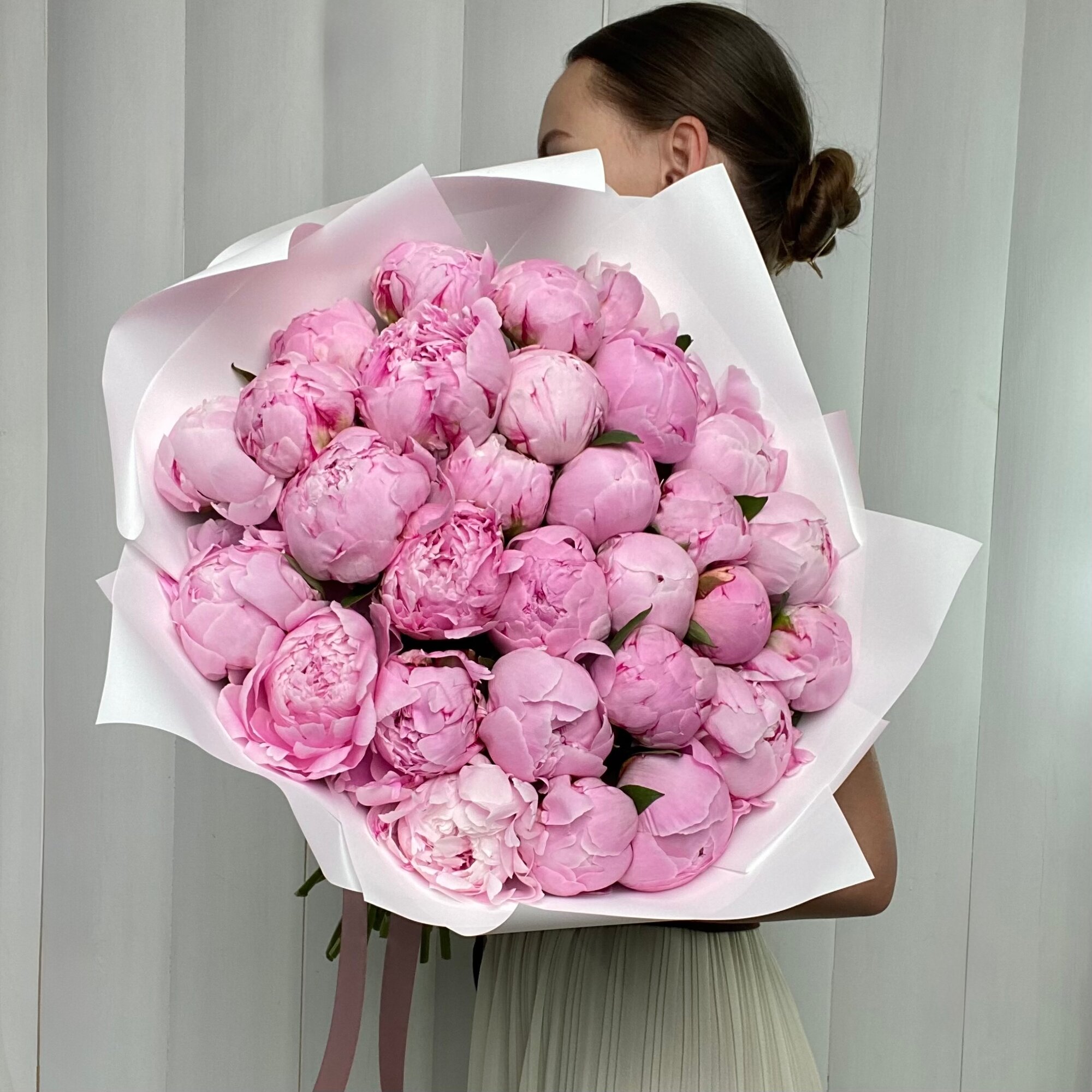 Букет живых пионов Сара Бернар в белой упаковке 29 шт Ver Flowers — фото 1