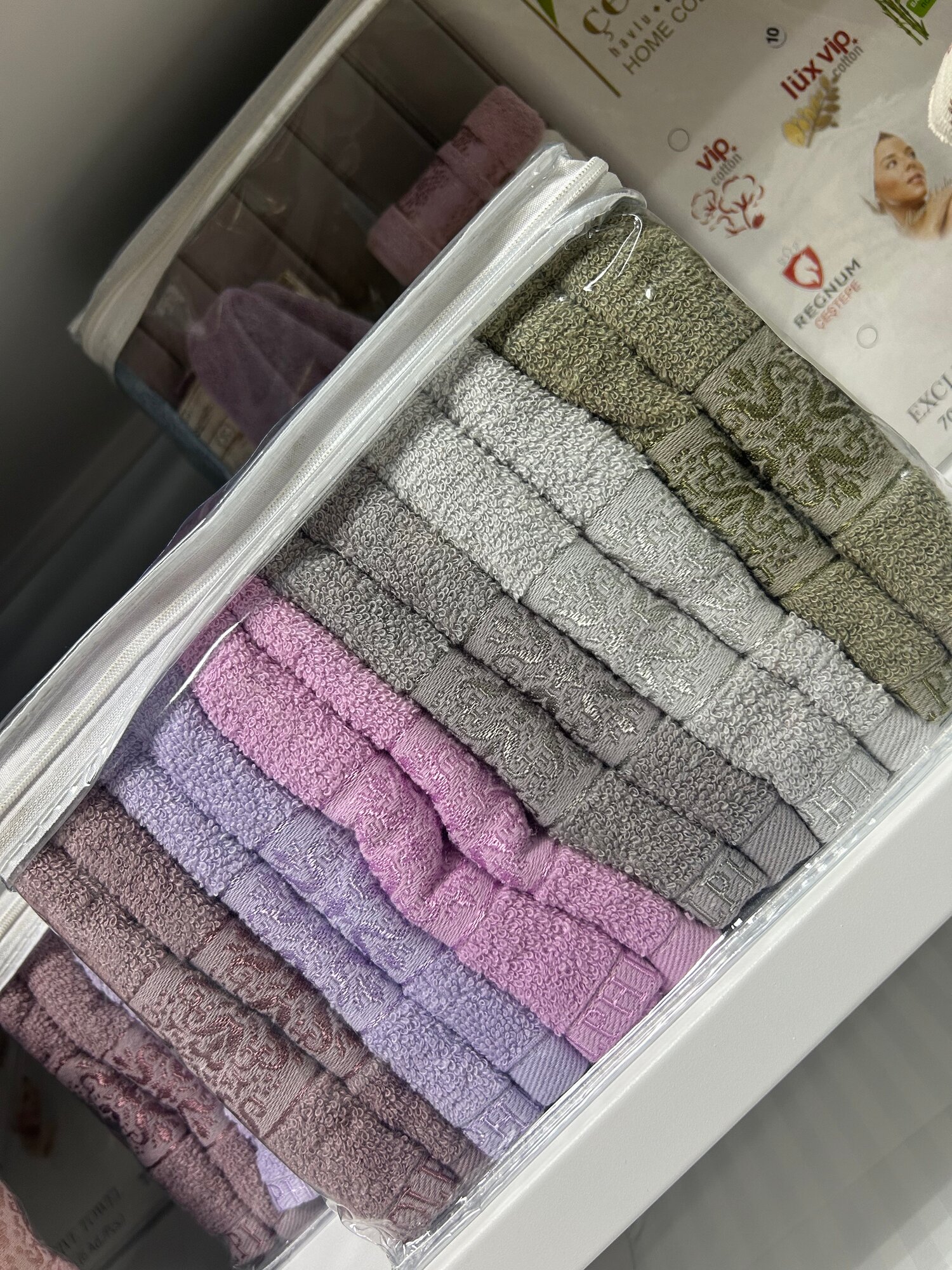 Набор махровых кухонных полотенец от Турецкого бренда TWO DOLPHINS CLASSIC   Состав   100   хлопок  В наборе 6 шт  разного цвета  Размер 30   50 см  Фирменная Прозрачная Подарочная упаковка на молнии 