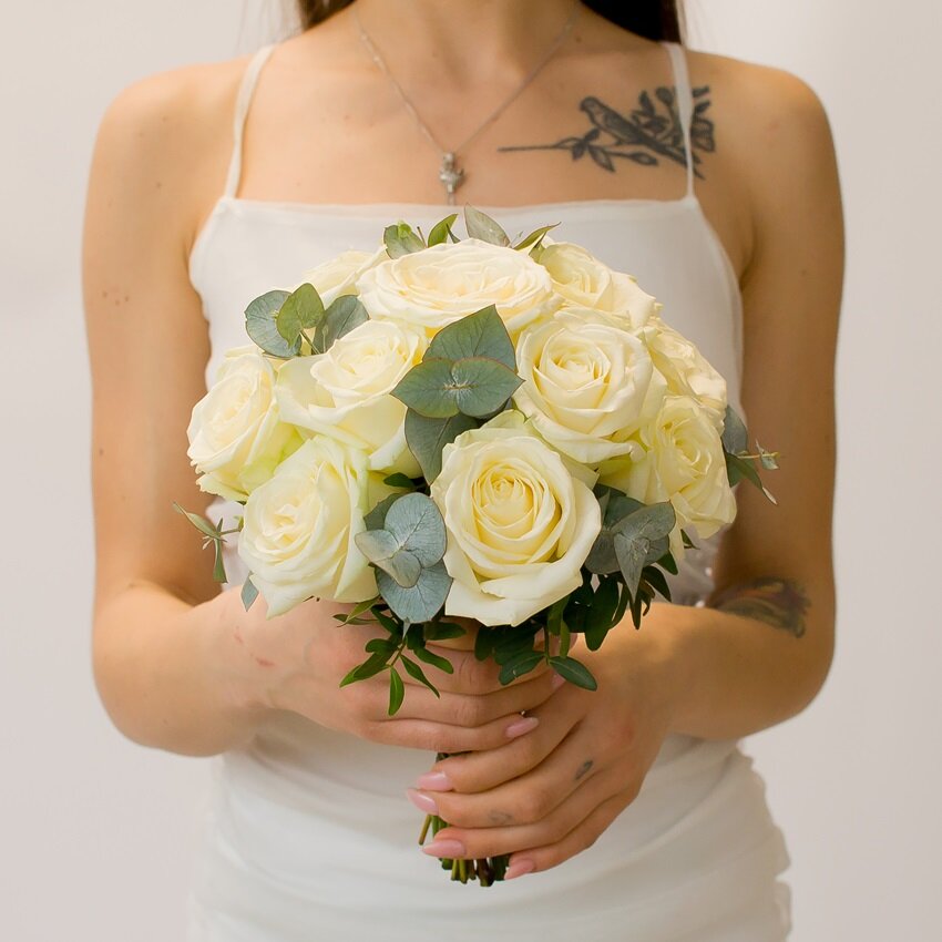 Букет невесты Королевство Праздника из белых роз с эвкалиптом