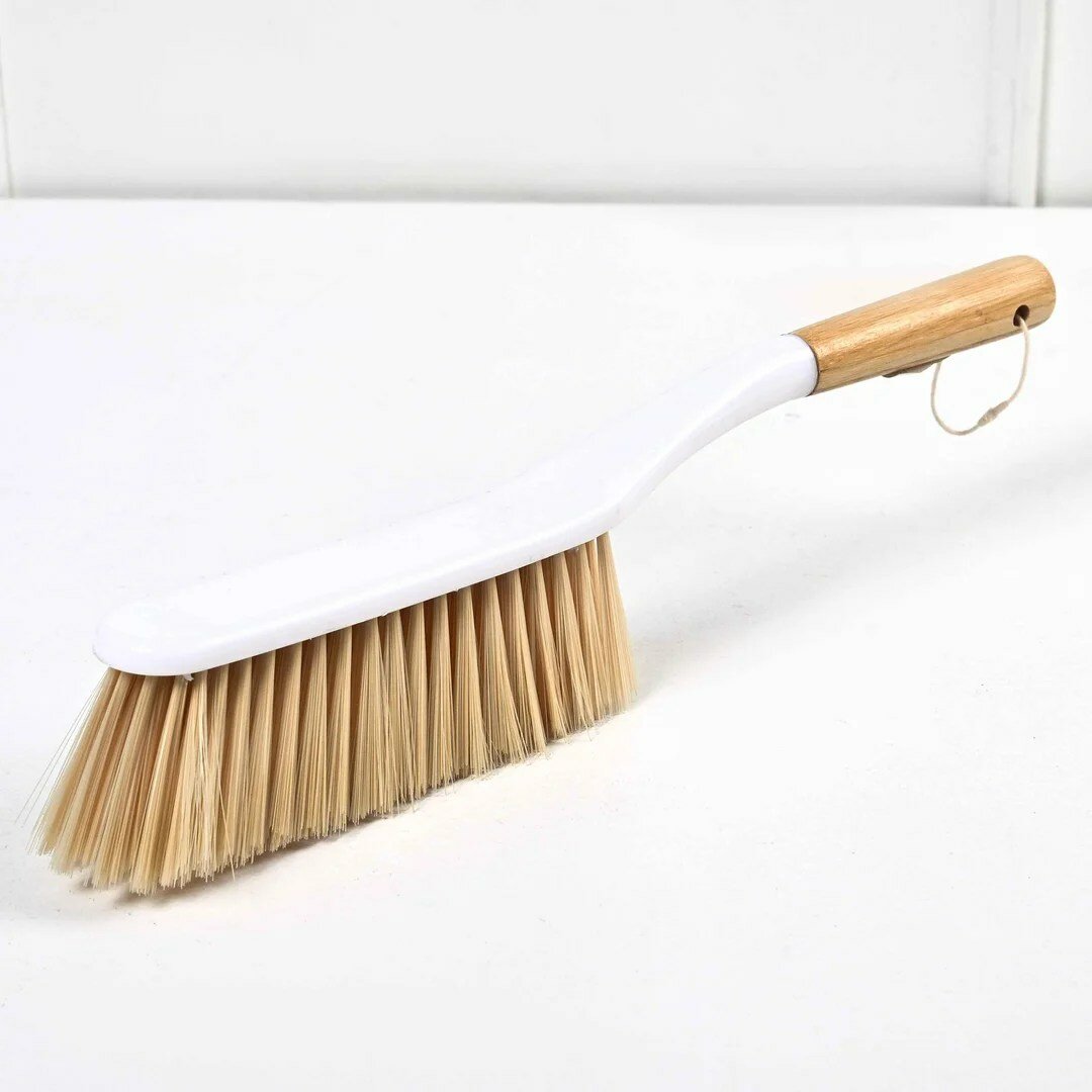 Щетки для уборки с белой пластиковой основой, светлой синтетической щетиной и деревянной ручкой.