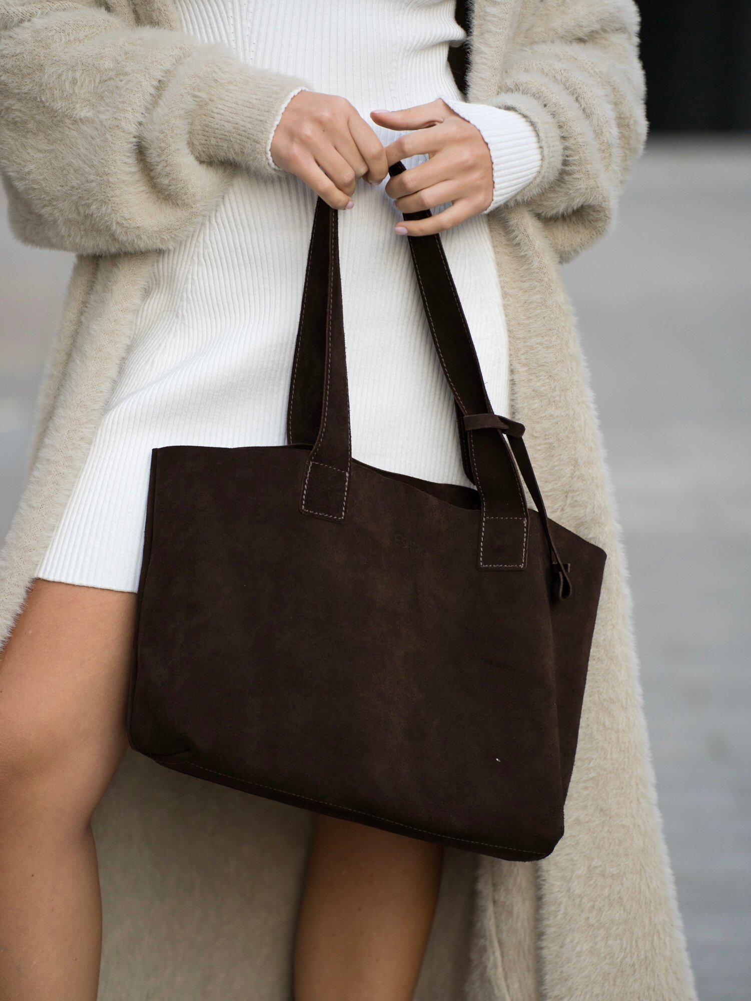 Сумка шоппер LES4MO Замшевый шоппер из натуральной замши темно-коричневого / шоколадного / мокка цвета, размер M, фактура бархатистая, коричневый