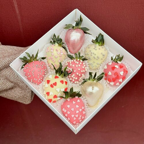 Изображение товара Набор клубника в шоколаде "Искра” (9-12 ягод) в подарочной упаковке