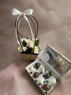 Изображение товара Композиция "Комбо-Набор Нежность Sweet Berry" из 5 бежевых роз и набор клубники в шоколаде