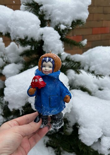 Изображение товара Ватная елочная игрушка - мальчик с машинкой