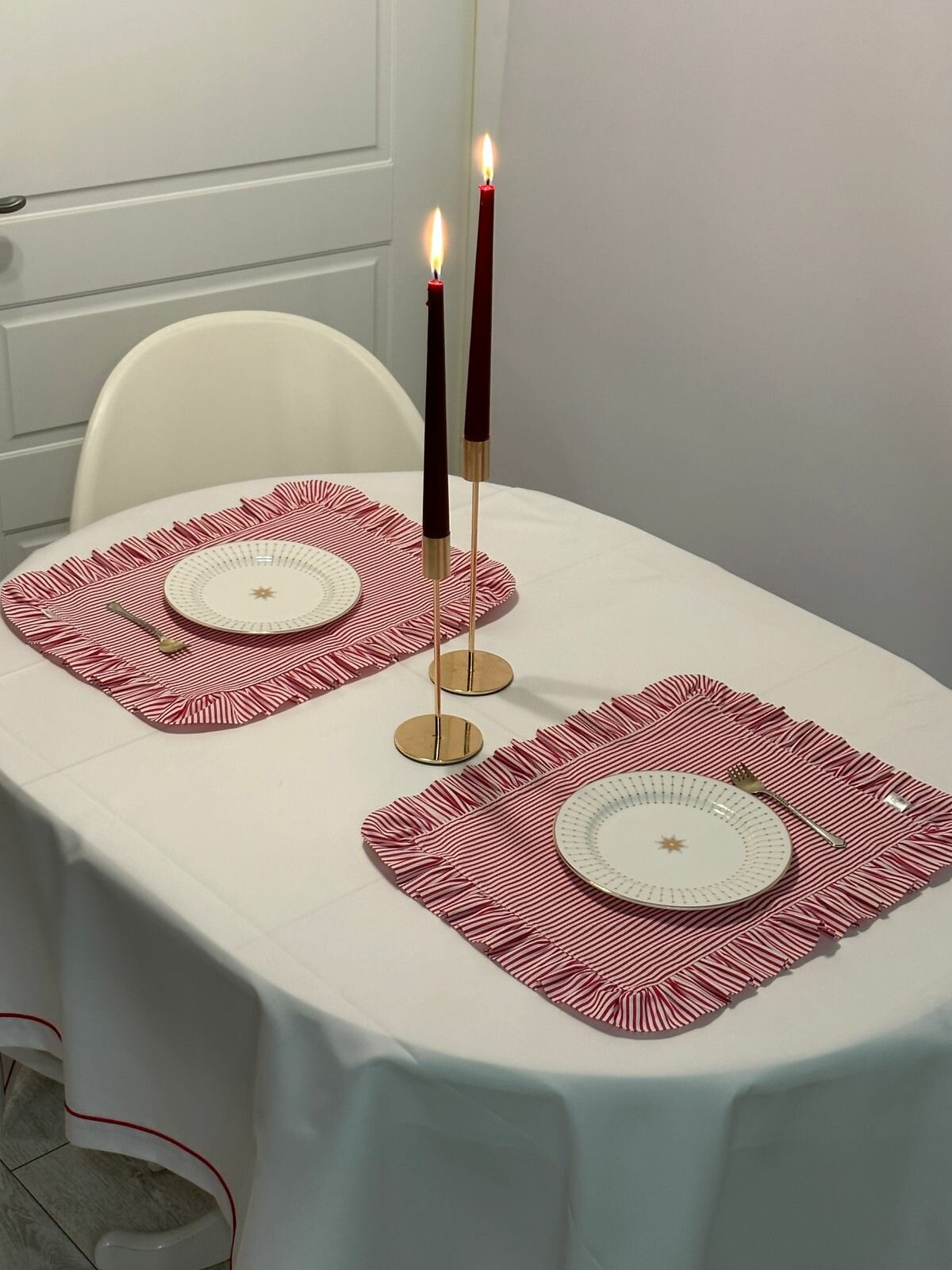 Новогодние салфетки на стол сервировочные плейсматы прямоугольные в красную полоску с рюшей 2 шт. 35*45 см.
