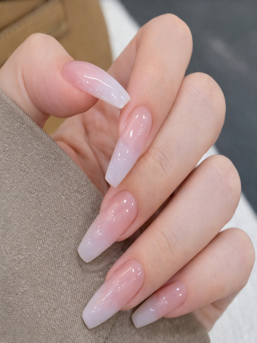 Накладные ногти с дизайном для быстрого и стильного маникюра.