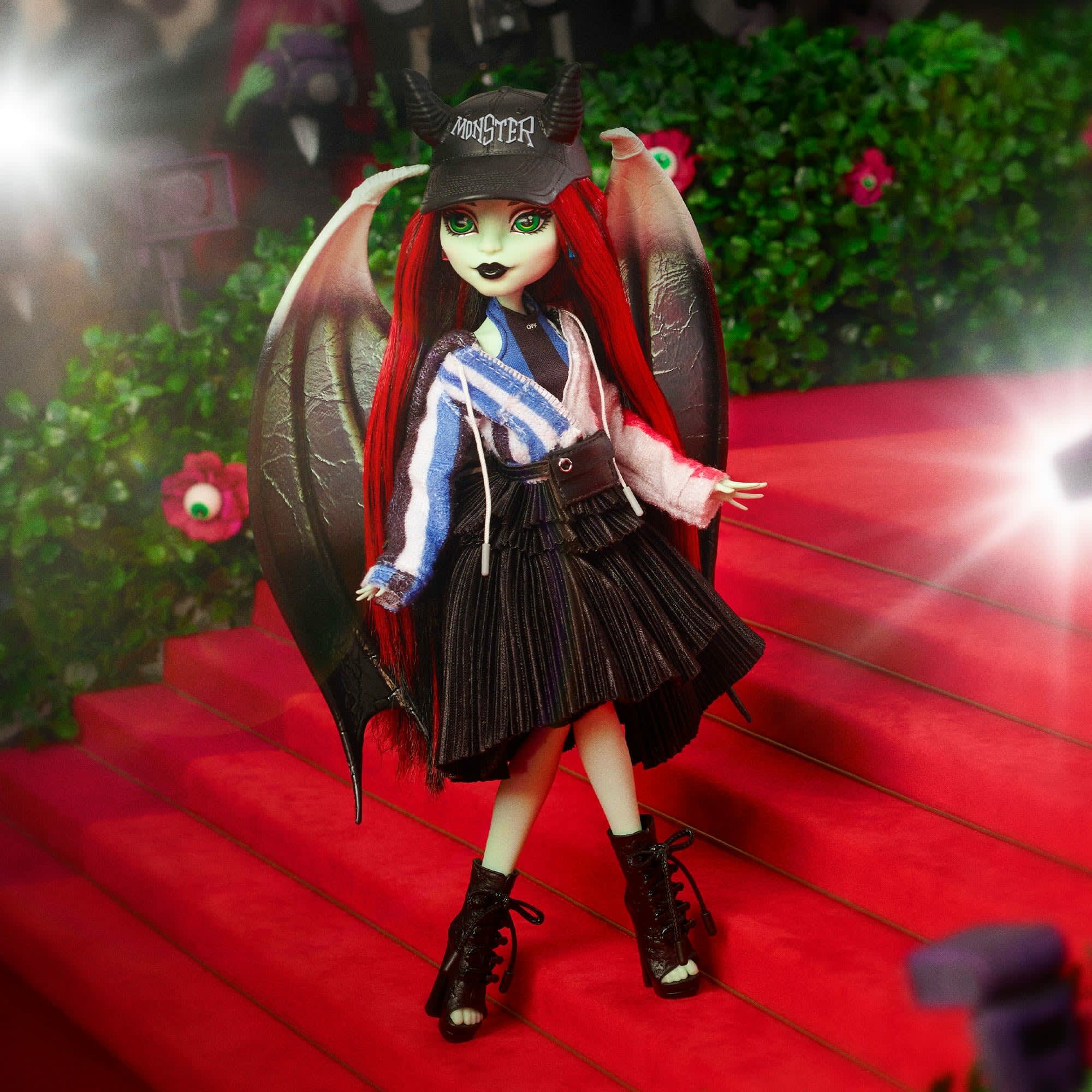 Off-White c/o Monster High Raven Rhapsody, образ Off-White SS17, премиум упаковка, COA, подставка