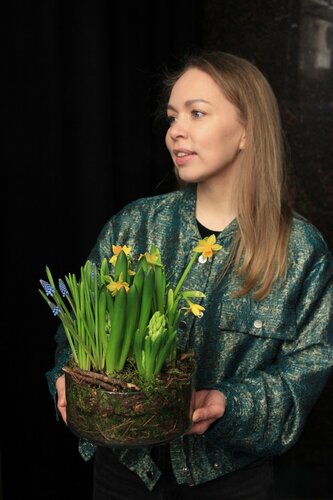 Изображение товара Первоцветы клумба. москва, в стеклянной вазе, голубые и желтые 20см