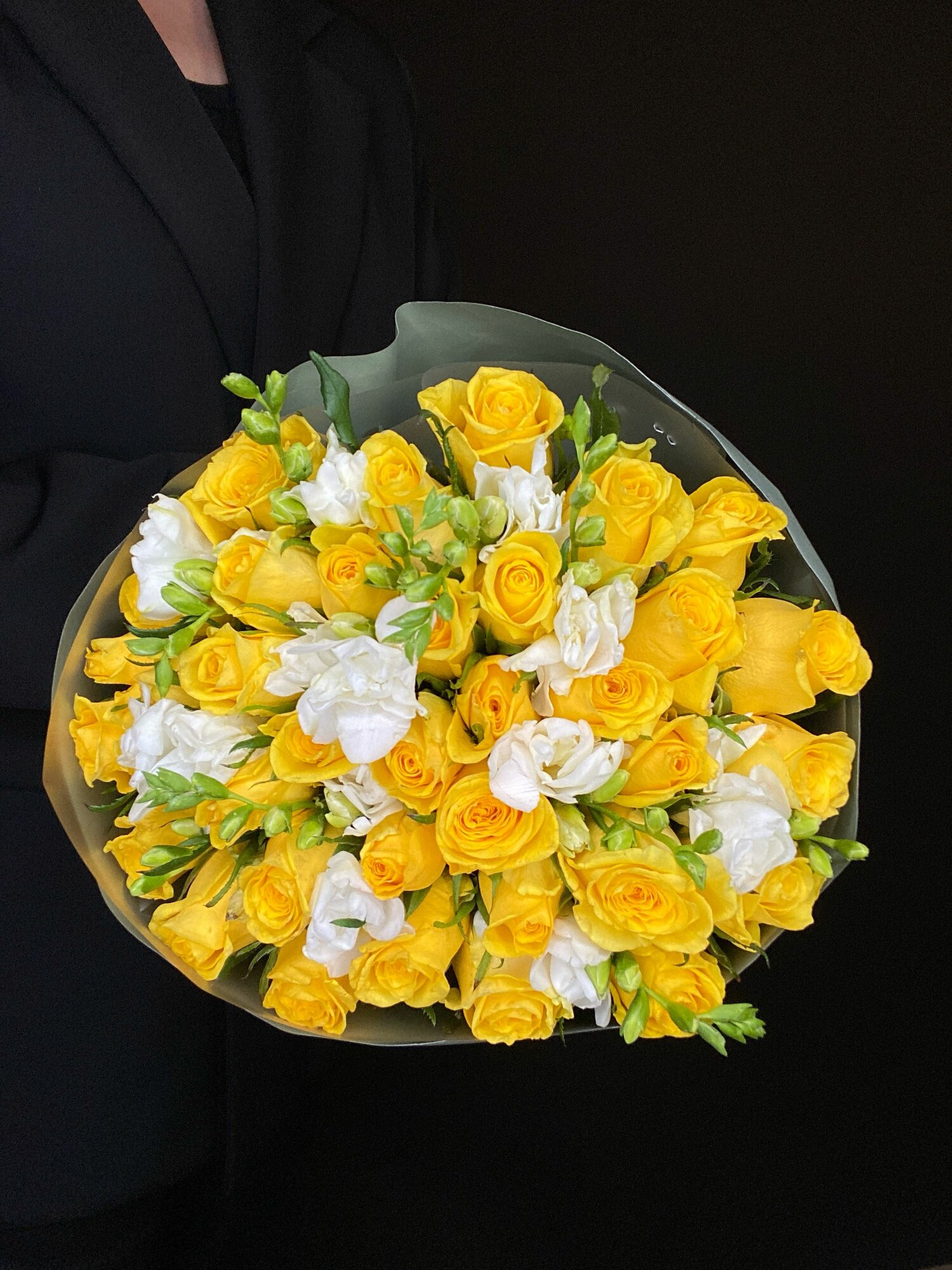 Желтый букет (роза - 35 шт фрезия - 10 шт) высота букета 40 см