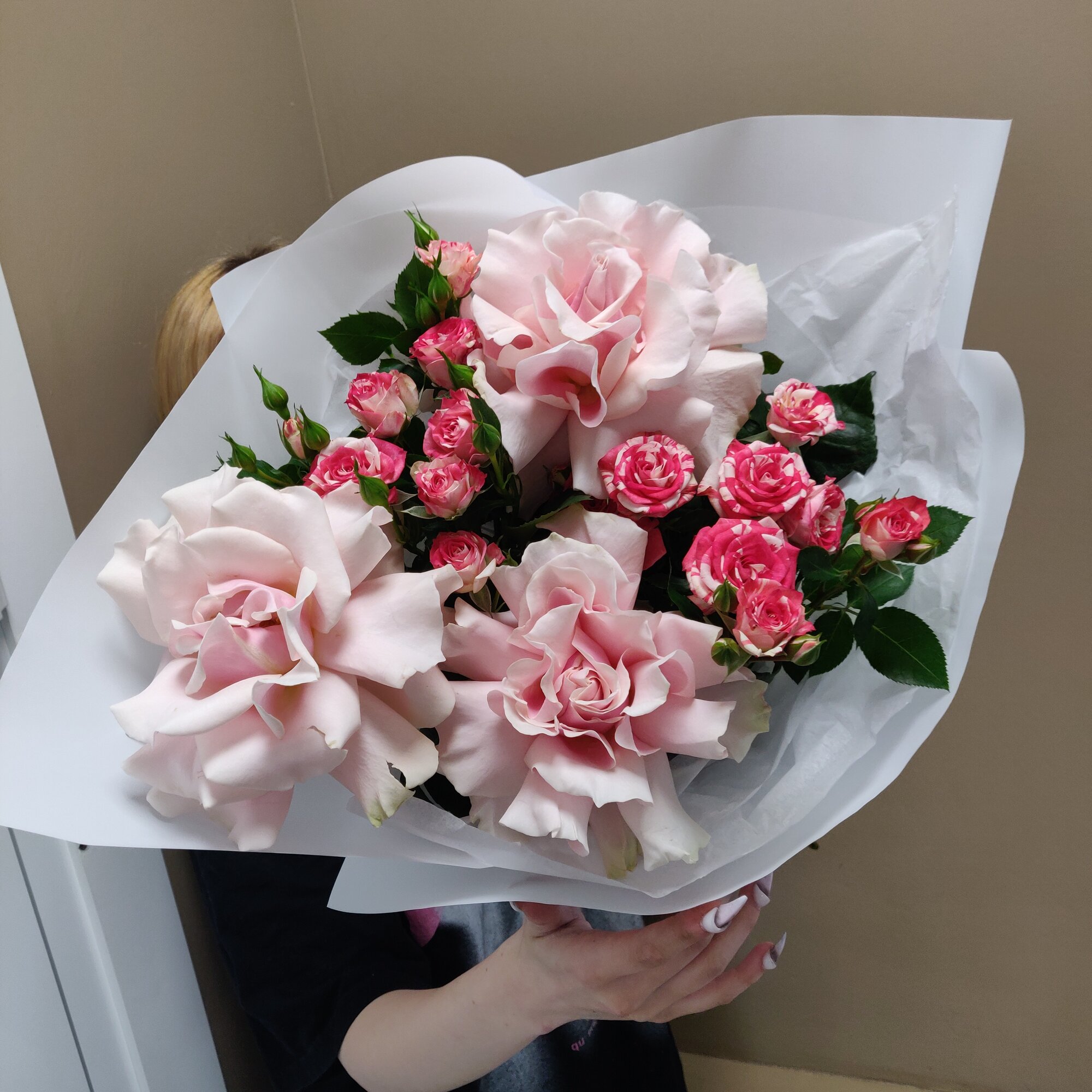 Нежный букет розовых французских роз и ярких кустовых роз в авторской упаковке с лентой и тишью.