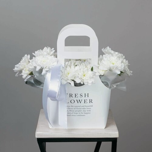 Изображение товара Композиция "Сумочка белая с белой хризантемой" от "Простоцветы"