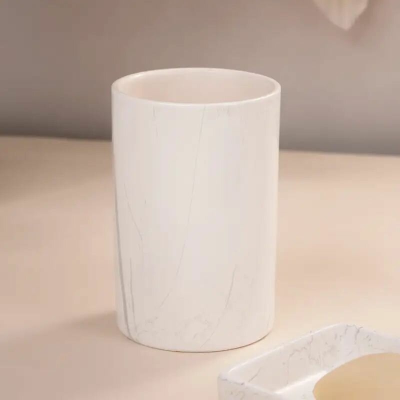 Стакан для зубных щеток функциональное решение для ванной стильный дизайн имитирующий мрамор. Высота: 11 см керамика полипропилен.