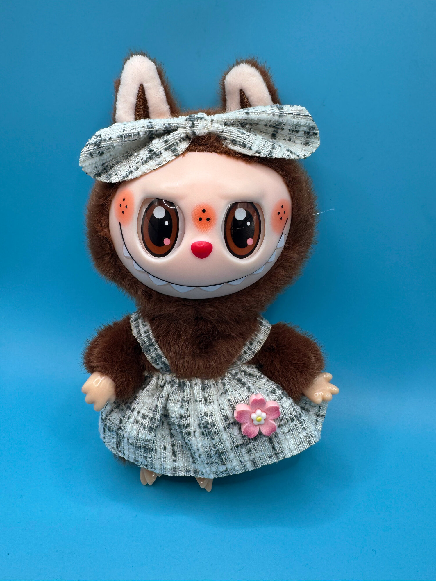 Лабубу мягкая игрушка сюрприз labubu брелок коллекционный, c платьем, коричневый